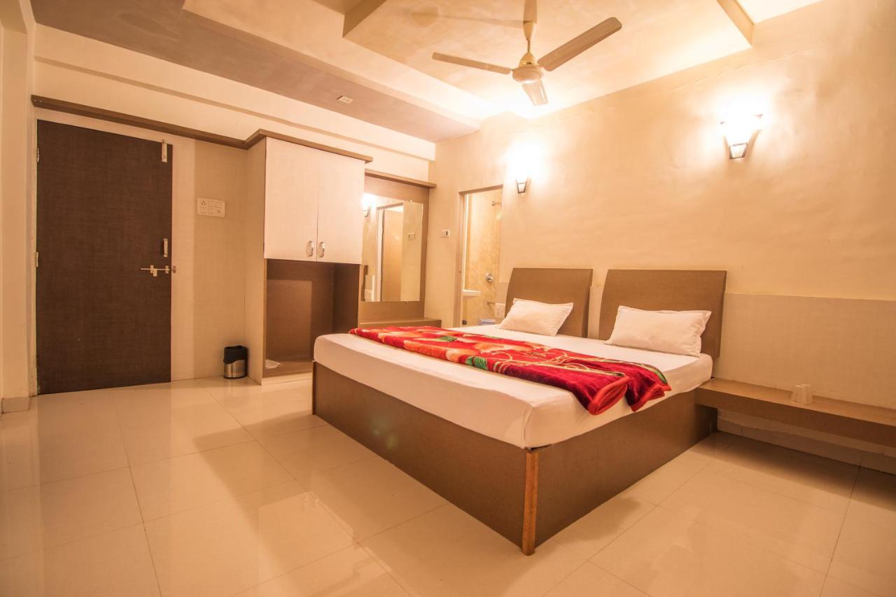 Hotel Yogiraj Palace Shegaon Екстериор снимка